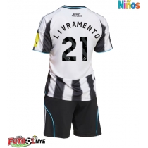 Camiseta Newcastle United Tino Livramento #21 Primera Equipación para niños 2025-26 manga corta (+ pantalones cortos)